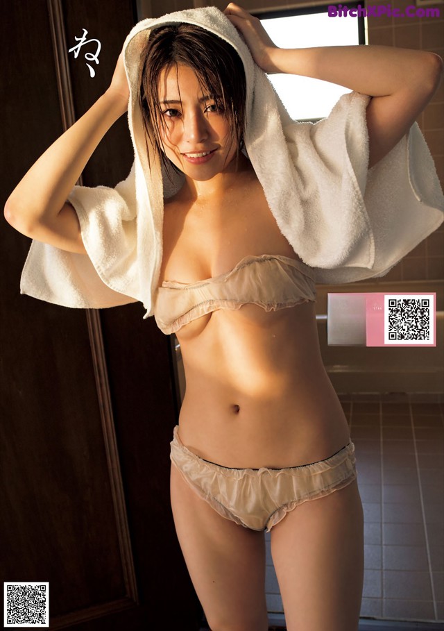 Rie Momose 百瀬りえ, Young Magazine 2021 No.16 (ヤングマガジン 2021年16号) No.657fff